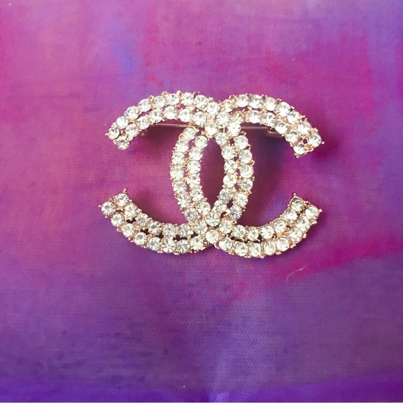 FabulouslyFitted | A Crowd Brooches Galore in Diamonds & Pearls - Picture 5 of 11